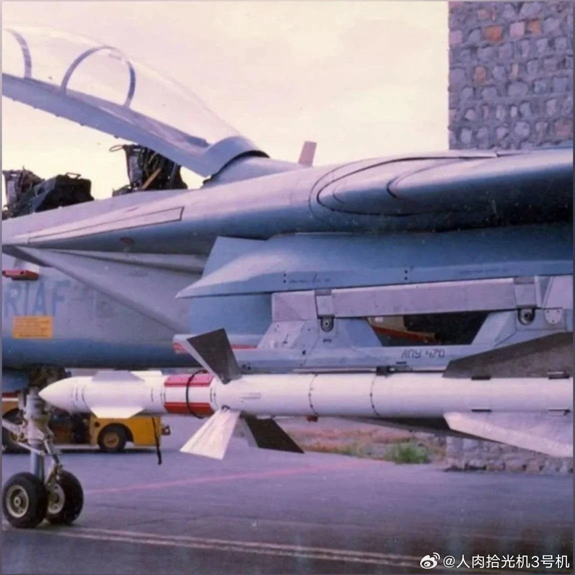 #飞扬军事[超话]##永远的F-14##雄猫的光辉岁月##F-14##弗兰肯斯坦工程##军事#
2003年，伊朗空军的F-14测试与俄制R-27空对空导弹集成时的照片。照片里可见俄制支架转接美制支架。
什么是弗兰肯斯坦工程（Frankenstein engineering）？ 它并非伊朗官方文件里的称谓，而是一个外界评论者发明的用来形容和 ​