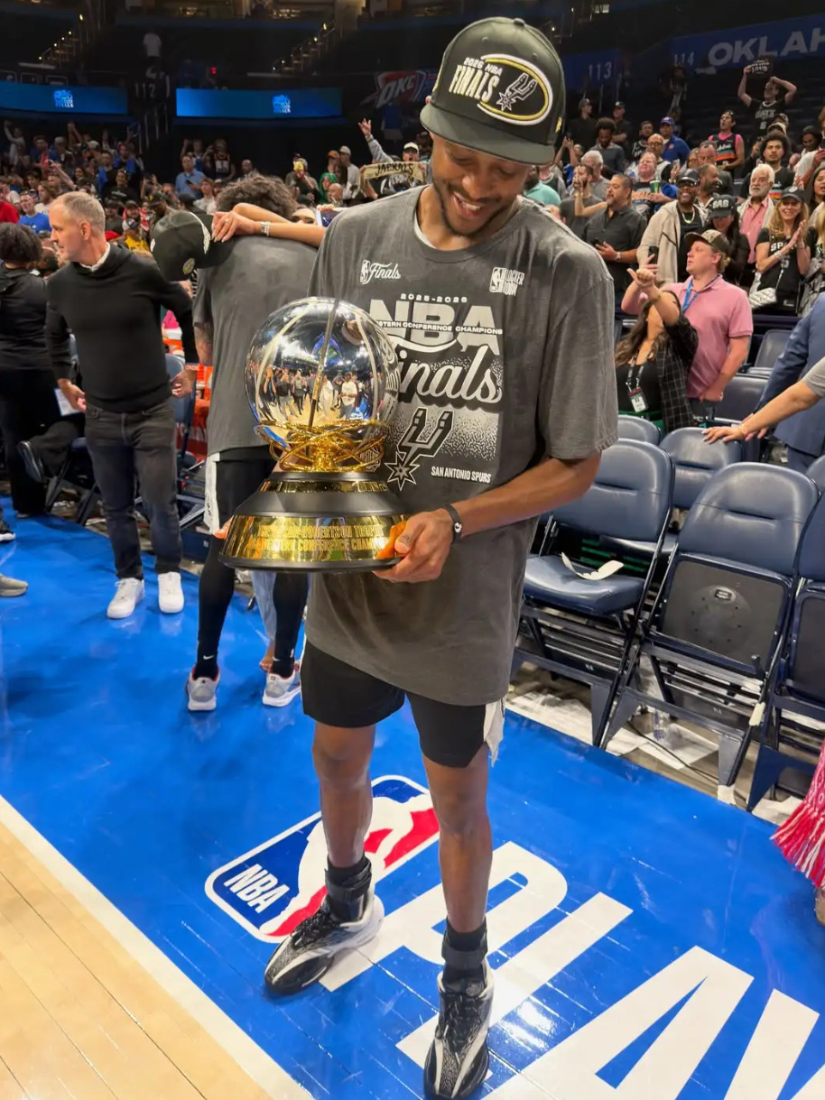 福克斯IG晒照：圣安东尼奥，我们拿下西部冠军了  NBA季后赛西部决赛...