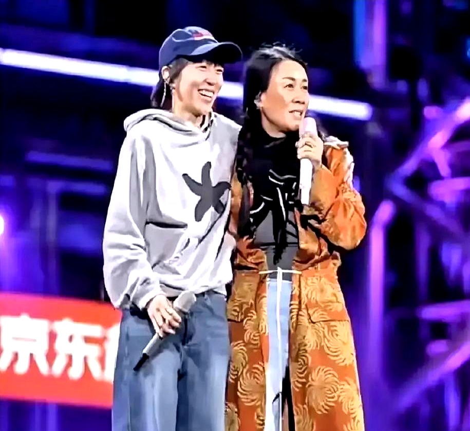 窦靖童在节目里见到那英，开口叫了声“那英老师”。
 

那英立刻扭头：“啥？你喊我啥？”窦靖童抿嘴笑了，乖乖改口：“阿姨。”那英这才满意，转头对旁人扬起眉毛：“听见没？她都是喊我阿姨的。”私底下，窦靖童叫她“老那”，那英也乐呵呵应着。
 

镜头前这声“老师”，其实是圈里后辈见大前辈的肌肉记忆。