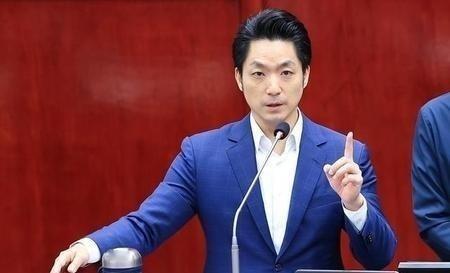 台北市长蒋万安曾大胆表态，如果大陆军机继续在台海绕飞演习，他就要停掉创办了十五年的“双城论坛”。

一场城市之间的交流活动，却因为一句曾经的政治表态，被推到了两岸舆论的风口浪尖。台北与上海之间的“双城论坛”，从2010年启动以来，一直被视为两岸城市交流的重要平台。
当台海局势出现波动，军事活动成为岛