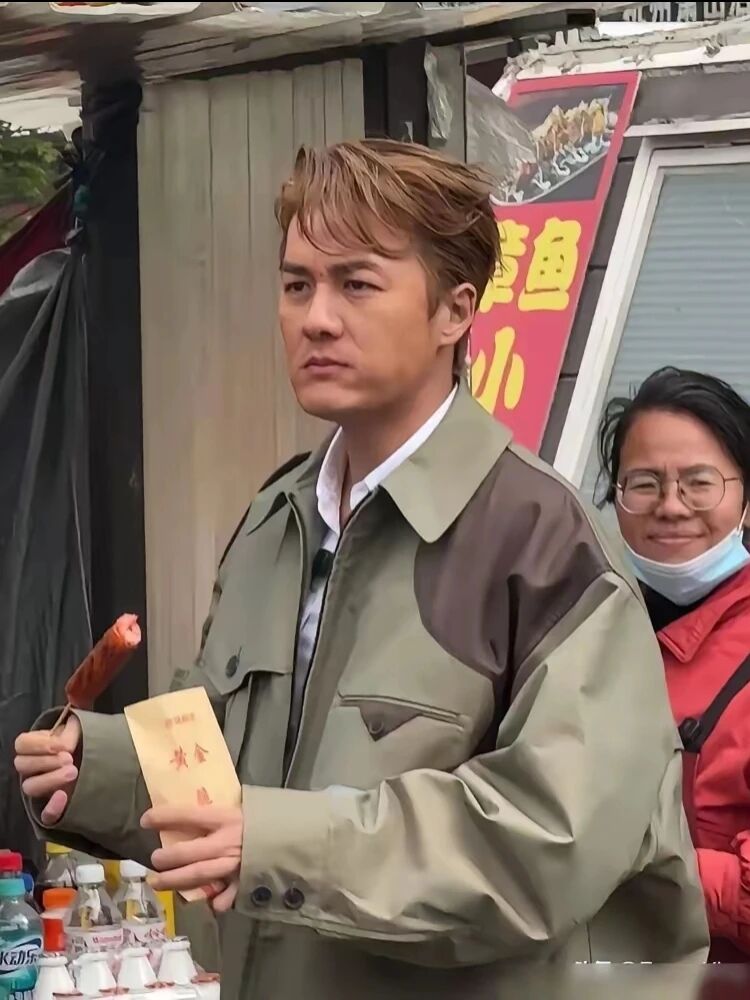 吴克群一张嘴，
娱乐圈的体面就没了。

他在采访里“毫无顾忌”说：艺人拍戏真不辛苦，灯光打好，景搭好，演员就来演五分钟。

真正辛苦的是幕后的那帮人，一个细节修起来就得耗不少时间。 

比如黄轩，你以为他在雪地里站45分钟，很敬业很辛苦是吧？

但幕后的人可是要站上两个以上钟头呢！

他总结：路边挖