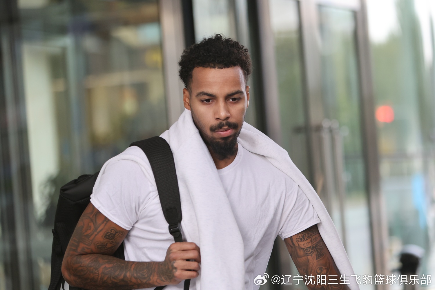 【辽宁本钢队启程前往济南 开启CBA新赛季征程】今天下午15时20分，辽宁本钢队将士一行从球队所住酒店出发，乘坐大巴前往桃仙国际机场，稍后将乘坐航班前往济南。18日，辽篮将迎来本队的新赛季首战——客场挑战山东山高队。在稍晚结束第二轮（21日）的青岛客场之后，23日晚，辽篮将迎来自己的主场首场比 ​