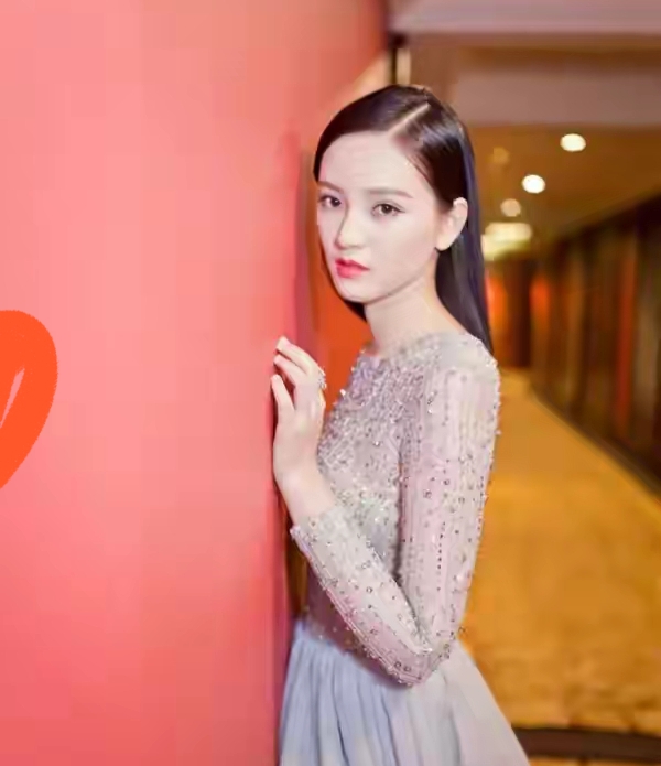 黄灿灿是“武大校花”我不意外，
她这次参加节目我也不意外，
让我意外的是，她和前男友分手根本不是感情淡了。

她在节目中表示，当年这事她发现男朋友还有一个女朋友，然后就这样和平分手了，这样说出这事，能看出也是很洒脱的。

说实话，她这前男友也不知道怎么想的，这样优秀又漂亮的女朋友都舍得放开。

她活