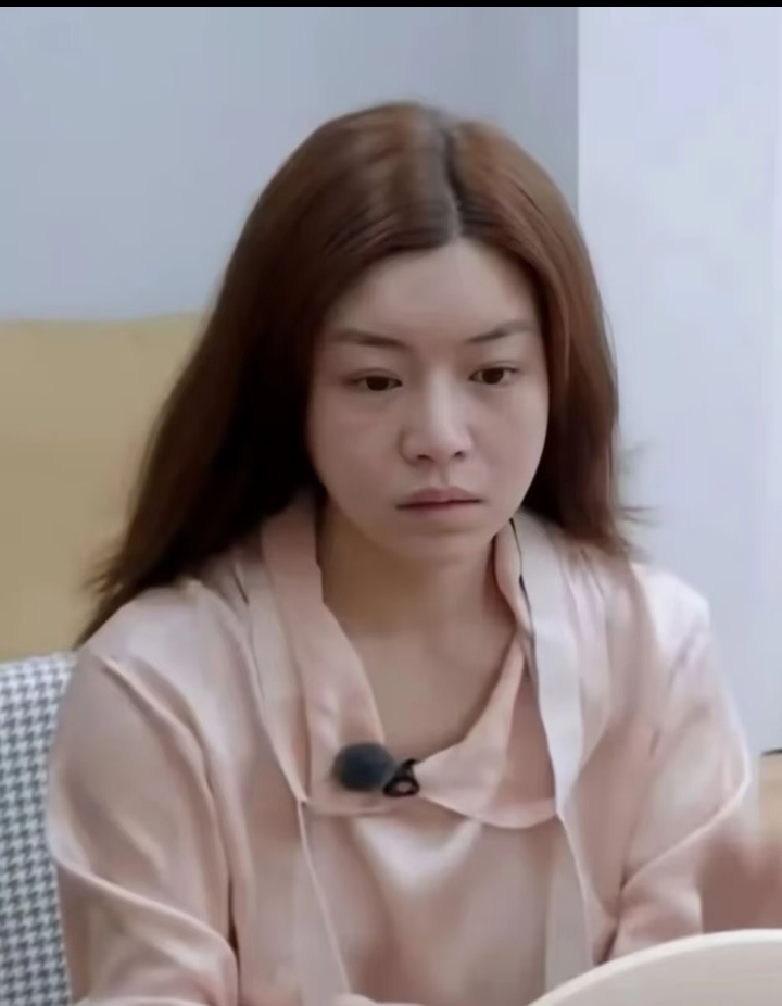陈妍希42岁素颜被喷？别拿美颜当现实。

陈妍希上《我家那闺女》，一段全素颜晚间护肤，被喷惨了。
“婴儿肥不抗老”“还比不上我”“明星卸了妆比普通人还普通”……

我看完只想说：大家对42岁，是不是太苛刻了？

她42岁，镜头下是肿，不是皱；是肉感，不是垮。
现实中多少人40+，疲态、法令纹、松弛早