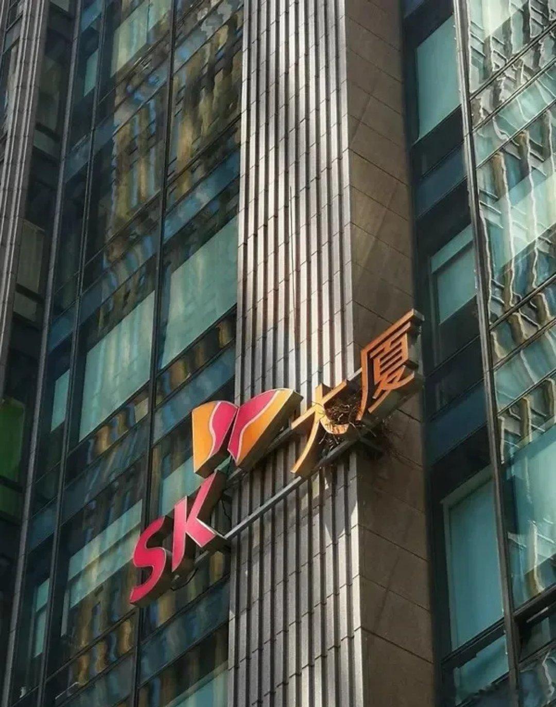 突发利好！明日科技行业能否反包？一是sk 海力士拟回购40万亿韩元股票 ，而且表示，正考虑派发固定股息和特别股息以扩大派息，2025年至2027年将至少把50%自由现金流用于股东回报。消息发布后，海力士美股盘前拉升，不过其他科技股处于小幅下跌态势。二是三星因AI芯片需求激增，受益于AI芯片需求外溢带 ​