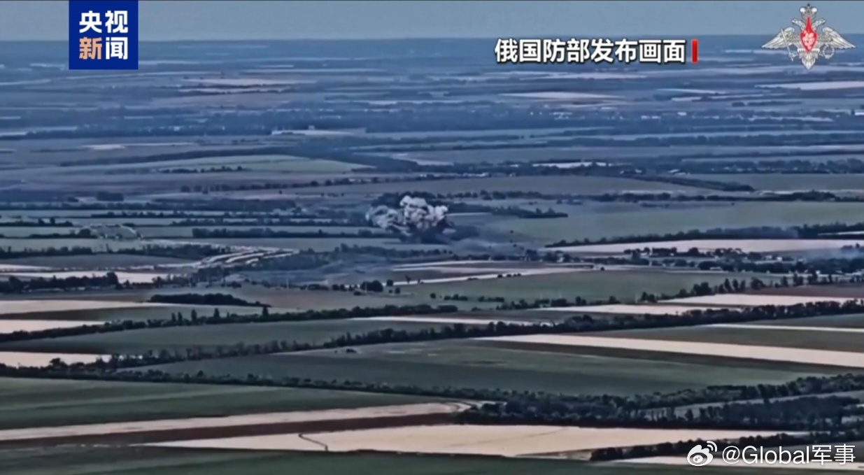 #俄乌局势# 
俄称打击乌军用仓库和港口。乌称袭击俄炼油厂。

俄罗斯国防部8月28日通报，俄军当天使用攻击型无人机，命中乌克兰基辅地区用于存放远程巡航导弹成品及火箭助力器燃料的残酷综合体，还有敖德萨港6座军用物资仓库。俄军过去一周控制苏梅、顿涅茨克、扎波罗热地区7座居民点，打击了1艘乌海军 ​
