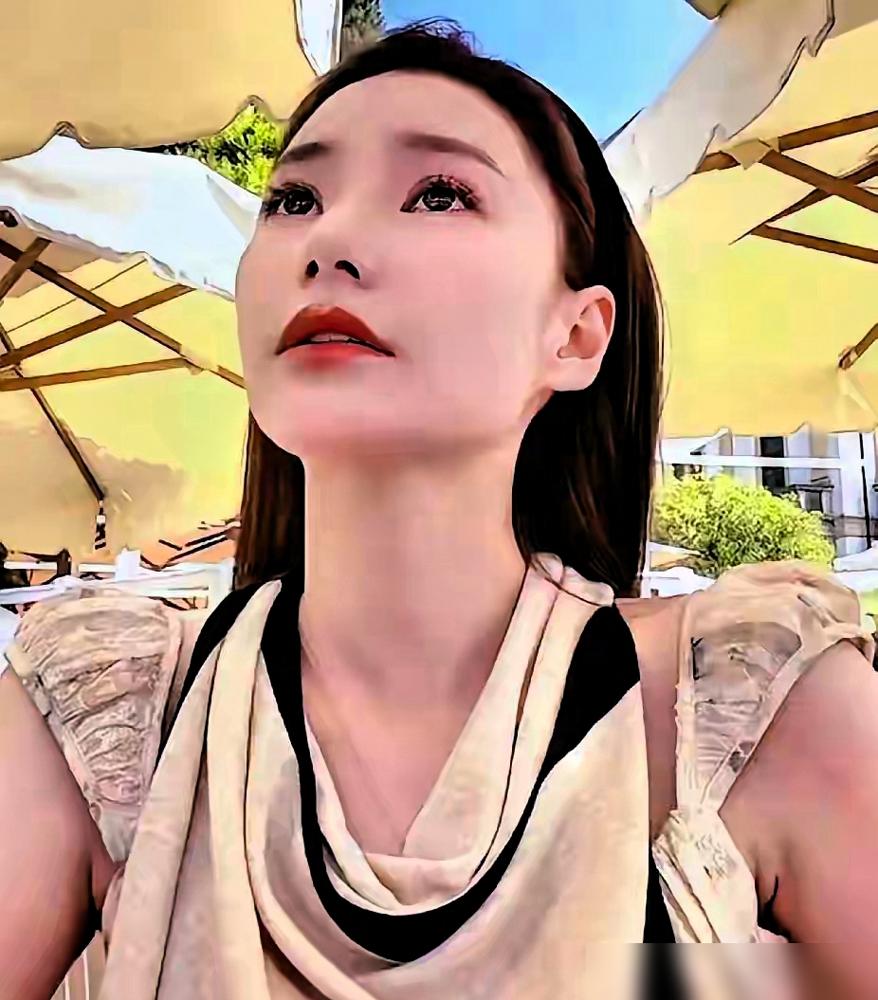没人想到，马筱梅藏得这么深！
之前全网都把她钉在汪小菲妻子、温柔后妈的标签上，默认她就是顾家的全职主妇。
这次去法国谈国际合作，一口流利英文对接业务，同事都喊她马总。她开过服装品牌，做医美好多年，直播带货投资样样能扛，自己却说英文就是够用，从来没刻意立过精英人设。
原来女性最稳的底牌，从来都是