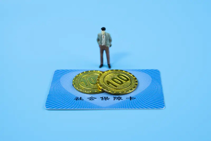 2026年这波社保卡到期潮真的没必要瞎跟风排队，最近刷到好多老人天没亮就守在银行网点门口，就怕晚领不到养老金、刷不了医保，完全是被短视频里“二代卡马上全停用”的谣言给坑了。
官方早就明确过，二代卡根本没有统一停用的时间，完全不用扎堆赶进度。只有三类人才需要优先换卡：卡面正面发卡日期算下来满10年已经