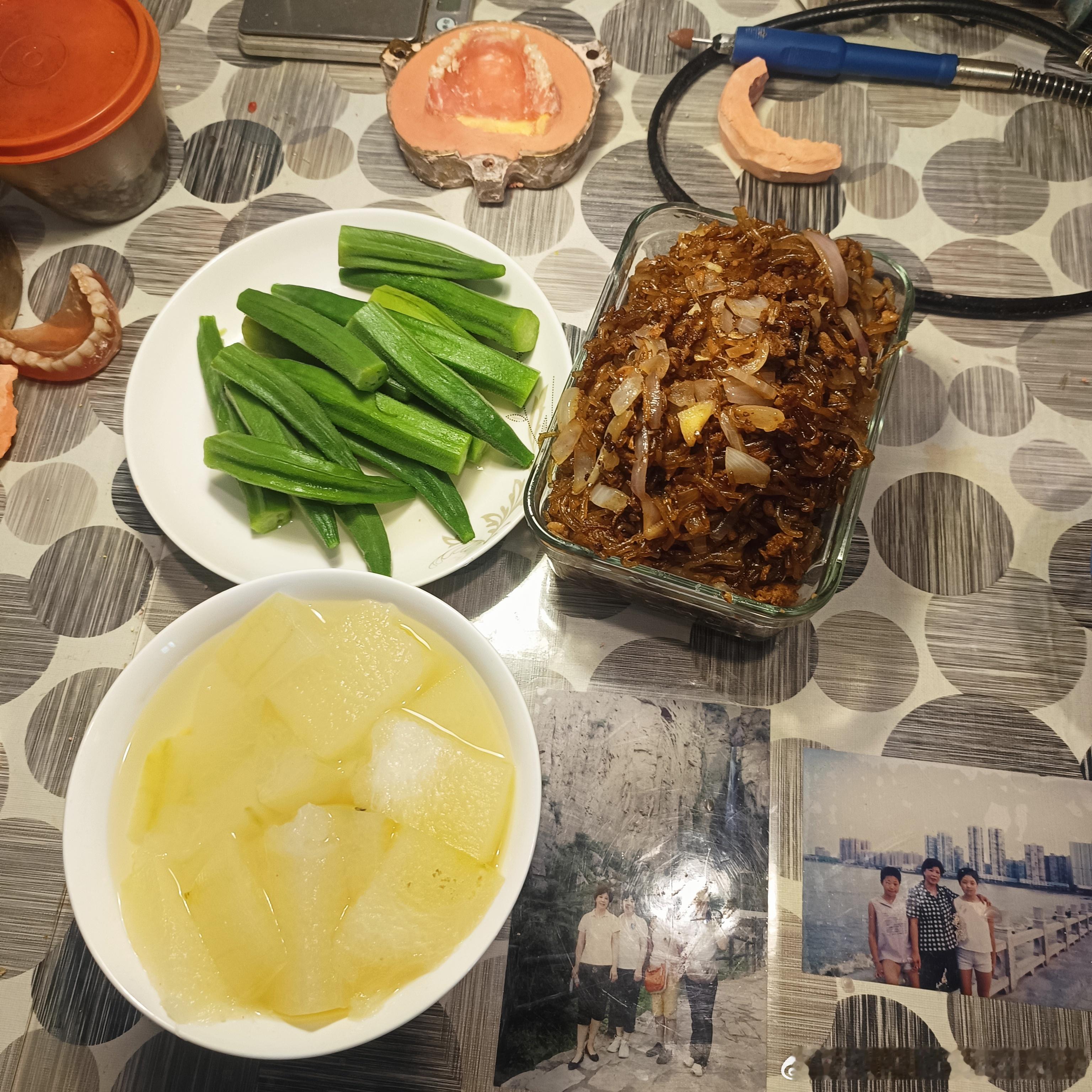 开饭了，边工作边做饭。这个长形不粘锅，46公分×26公分。买回来4年了，最近喜欢吃蚂蚁上树，炒粉丝，没有他绝对不行。所以我从库房里把它找出来。用起来很棒，很顺手。适合我这种大胃神功者使用，大开大合，耍得开。4天做了三副全树脂义齿，今天收官。我用雕塑的技能来简化做义齿。快而精准。唉，那个 ​