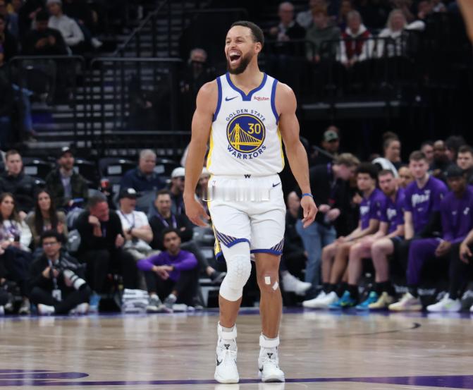 ESPN薪资专家Bobby Marks在社媒上谈到了勇士球星斯蒂芬·库里提前续约的话题。

原文如下：

斯蒂芬·库里与勇士提前续约的窗口期现已开启。

从即日起到6月30日，库里有资格签下一份最高为期2年、总价值1.367亿美元的提前续约合同。

由于“38岁规则”限制，库里提前续约合同的最长年限为两年。

如果等 ​