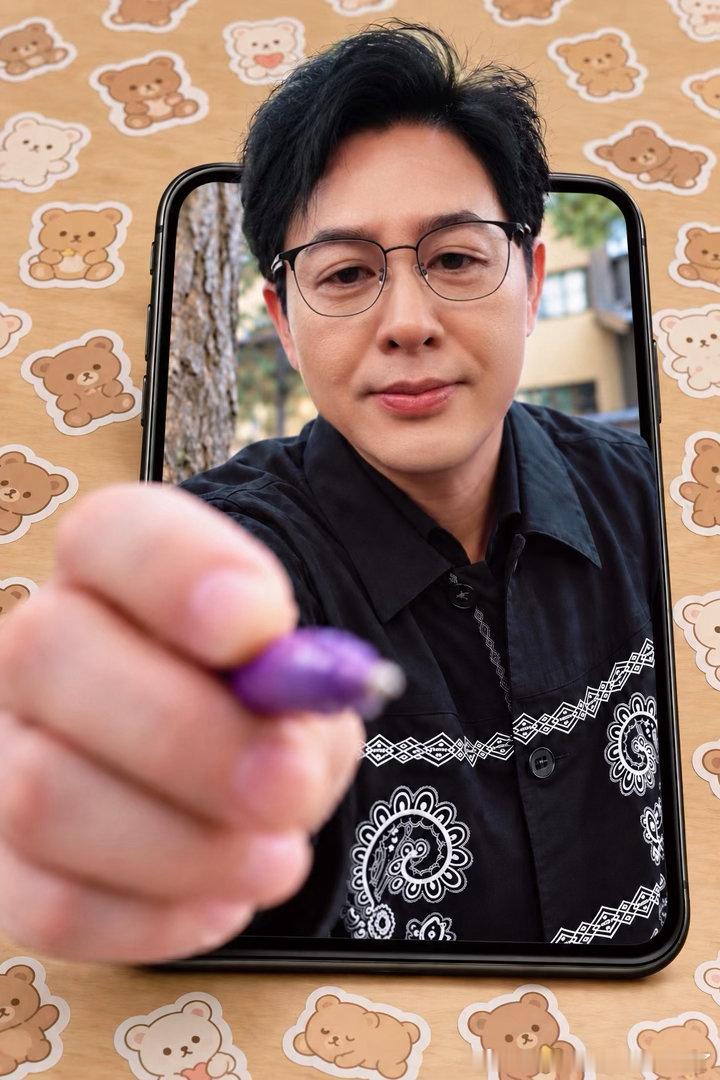 #张颂文[超话]#  
张小熊能不能这样出现一哈子[举手]。
诺贝尔各种学家们研究一下任意门吧[污]～
源视频：​