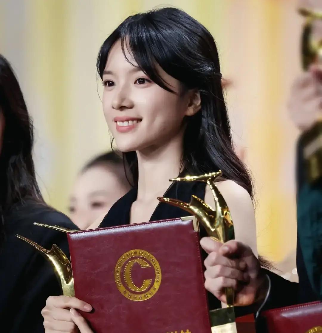 一个毫无背景的新人，第一部戏就直接入围金鸡奖最佳女主角，李思潼这起点高得让人眼晕，但她真能把影后奖杯抱回家吗？
圈内稍微懂点门道的人，其实心里都有一杆秤：能进提名名单，对她而言已经是天花板级别的肯定了，真要登顶，概率几乎微乎其微。
翻开这次最佳女主角的入围名单，排在她前面的哪一个不是摸爬滚打多年