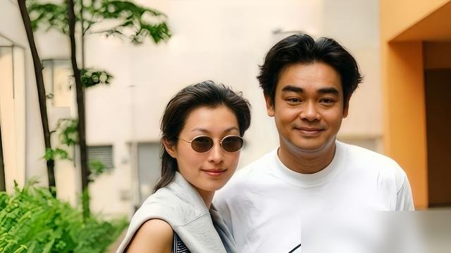 1992年，刘青云追郭蔼明，全港都在笑。一个又黑又穷的龙套，去追港姐冠军，学历还差着一大截。郭蔼明那会儿是真漂亮，眼睛会说话，站那儿就是一道光。
可这姑娘也是个狠人，愣是没听劝。别人觉得刘青云配不上，她偏觉得这男人踏实。结果呢？一好就是28年。
现在被拍到的画面更有意思，刘青云牵着老婆散步，故意