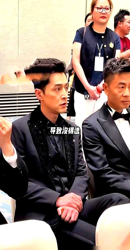 张颂文拿影帝后接的第一通电话，居然是去“还债”。

早年签的合同片酬低得离谱。换作现在娱乐圈的普遍操作，演员爆红后旧合同直接当废纸，为了几百万撕破脸发律师函、闹上法庭的屡见不鲜，剧组只能干瞪眼。但张颂文没选择毁约涨价，硬是按原价低价把戏拍完了。

这不是傻，是算清了口碑账。圈子里最贵的从来不是片酬，