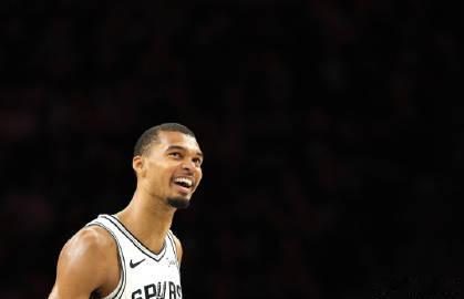 NBA季后赛东部决赛G1，尼克斯加时115-104逆转骑士，大比分1-...