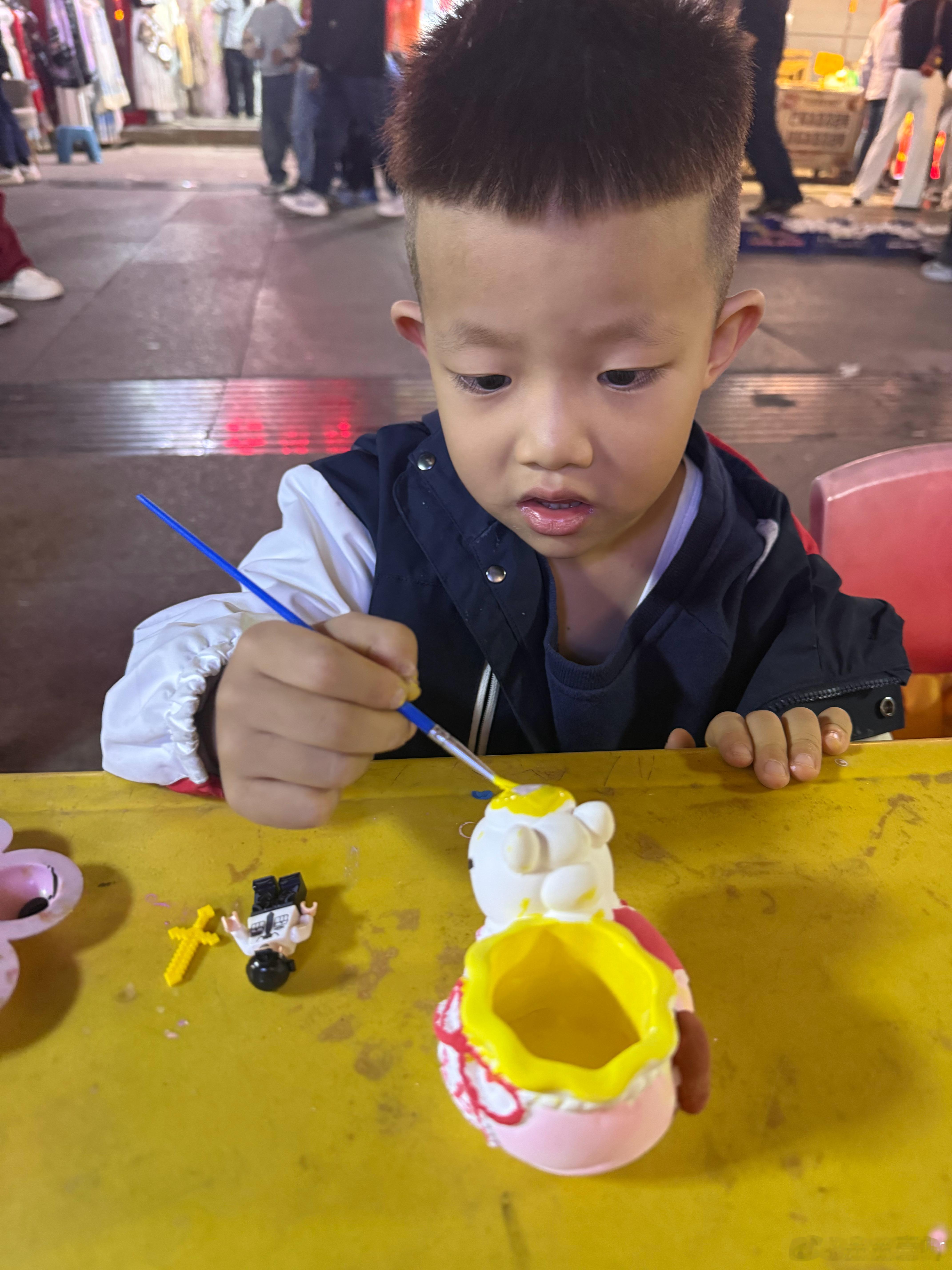 最近喜欢上了彩绘，涂石膏娃娃

开始学会了颜色搭配，有进展，不再是一个颜色压一个颜色，最后就是一个黑蛋作品了。

       用不用往绘画🎨方面培养一下试试看呢

#育儿[超话]##生活手记##红果短剧自砍摇钱树#红果金币下线太正常了，因为烧钱呀，红果金币可以提现换钱。

很多人不知道，红果看短剧 ​