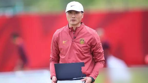 37岁吴曦去打U23亚运会，国足凑不齐热身赛阵容了？
9月国足要踢4场A级赛备亚洲杯，大半主力被亚运队抽调走。可选球员没剩几个，连完整轮换都凑不出来。
对手除了新西兰，其余排名都比国足低。球迷骂只会找鱼腩刷战绩，还赶在中秋国庆档期，明摆着打商业算盘。
超龄名额占着不给中超新星，现在球迷都在盼邵