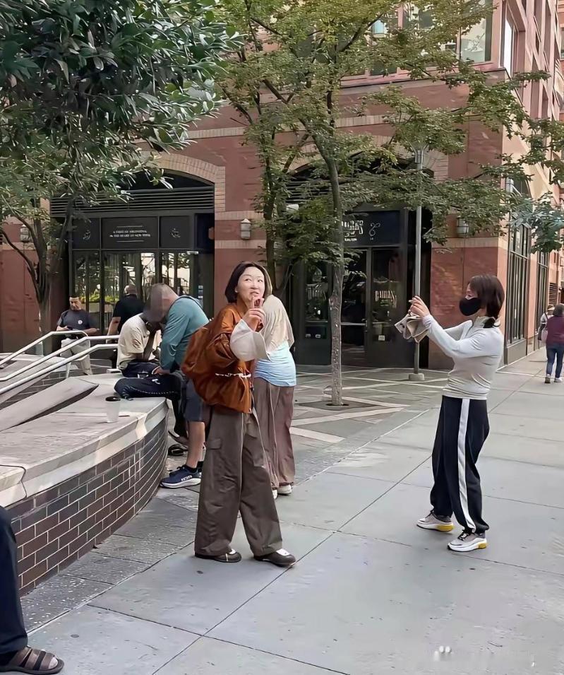 网友在纽约偶遇周冬雨和她的妈妈，母女两人看起来非常放松
妈妈在那悠闲的拍照，周冬雨则是全素颜在那里随意的站着！说实话周冬雨的长相并不算漂亮，放在普通人中都是不起眼的程度！只是刚出道时被张艺谋选中做女主角，那时候的她年纪很小，清纯可爱，非常符合女主角的要求，就这样天时地利人和，一跃 ​