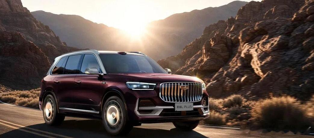 星越L PLUS新车，定位中大型SUV，轴距比星越L长了55mm，目前公布的外观采用了双拼色、大饼镀铬轮毂、D柱徽标，只能说迈巴赫当年的设计太成功了，现在这些元素，基本上就是高级设计的代名词，虽然星越L PLUS的价格没有出，但应该是最便宜的大饼轮毂了 ​