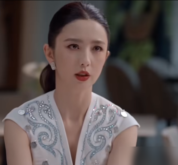 佟丽娅离婚4年，10岁儿子至今不知道爹妈离了。
陈鲁豫最新访谈里，她亲口说的。两人2021年5月20号官宣离婚，现在孩子还以为爸妈是一家人。陈思诚年年给她庆生，俩人经常一块带娃被拍，看着比结婚时还和谐。
她还正面撂了句话：他没有家暴过我。以前传的那些，都是观众把她戏里的角色套到现实里了。
最扎