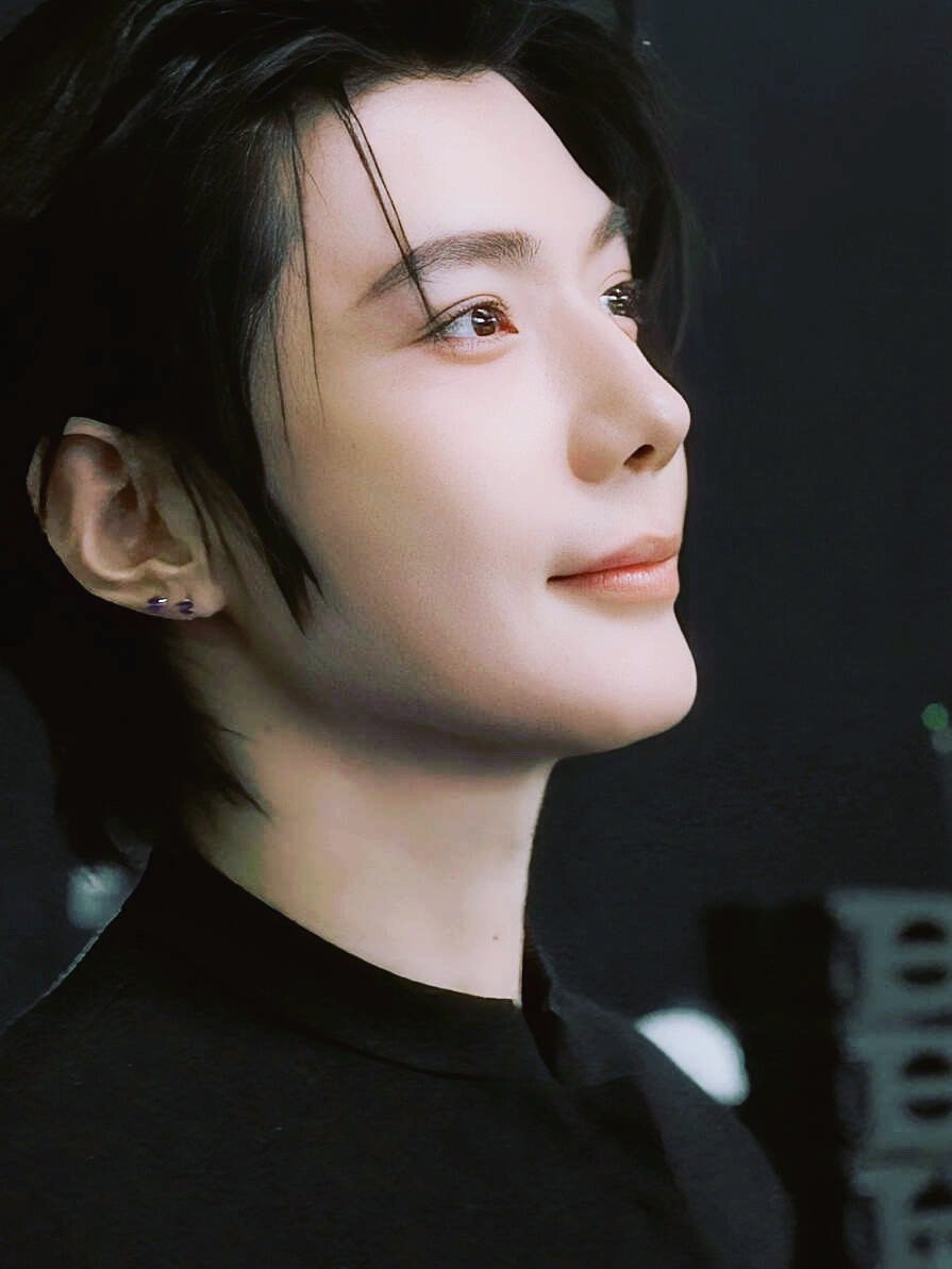 #云熠星河[超话]#  🌌#云熠星河# 

黎明云朵沾着微光，淡淡的浅金色调，迎接崭新一天的到来。黄昏云朵偷喝橘子汽水，浑身晕染暖色，美得让人挪不开眼。 ​