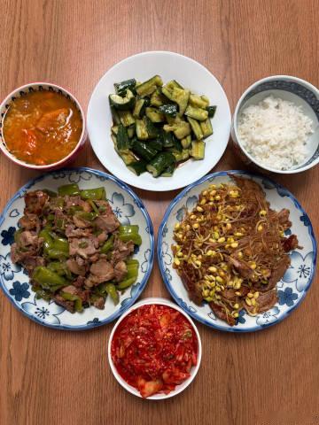 章丘烤肉炒青椒，北京烤鸭龙口粉丝炒黄豆芽，延边辣白菜，河南凉拌黄瓜，东...