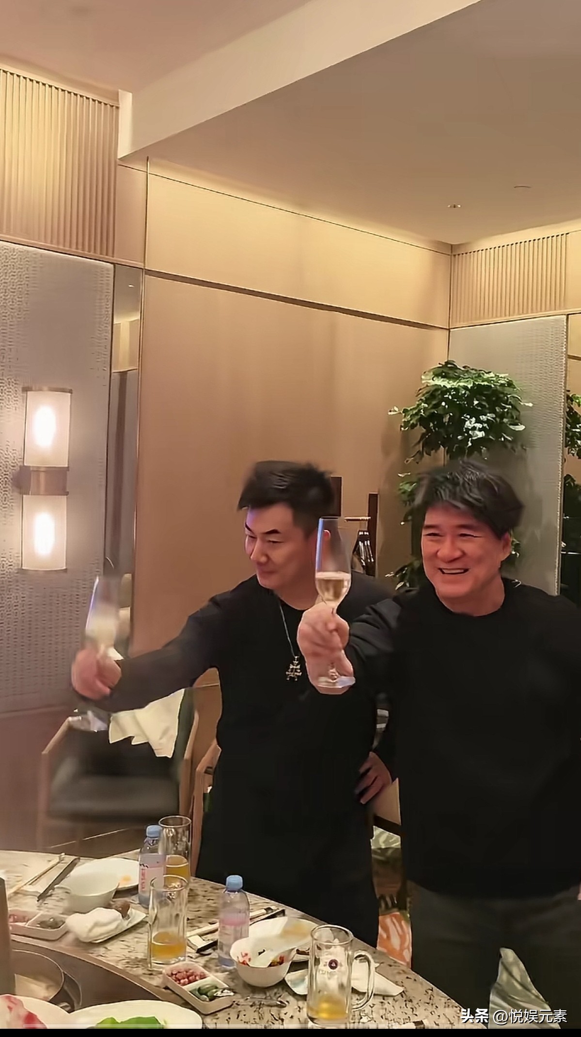 任贤齐与华健哥同框了。
他们两个都是台湾巨星，很少见过他们发自己的动态，他们的精神状态太好了。