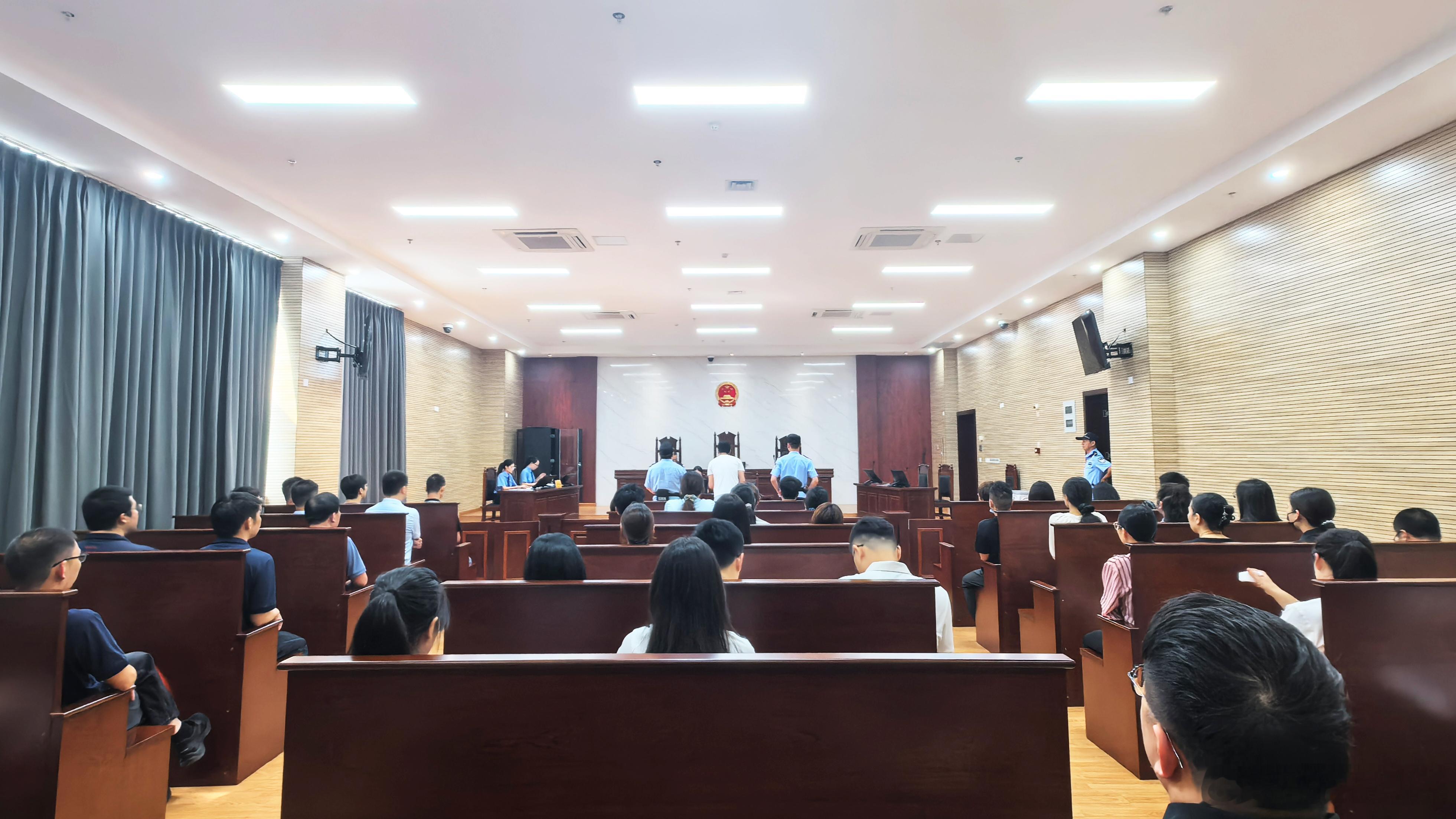 【亲清护企】旁听庭审 “零距离”，以案为鉴“敲警钟”

为充分发挥刑事审判的警示教育作用，进一步增强各类企业员工的法治理念和廉洁从业意识。近日，晋江法院依法公开开庭审理一起辖区鞋企员工涉嫌职务侵占罪案件，国能神福（晋江）热电有限公司、国家管网集团福建分公司泉州作业区及人民陪审员等50 ​
