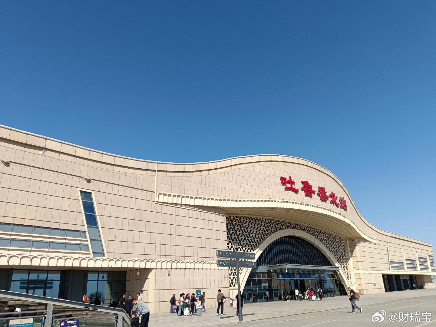 浙江海宁考生陆远迪去年考上北大却果断放弃，今年再战以714分全省第二的成绩入读北大图灵班，近日他首次接受媒体采访，坦然回应了外界对他“任性”复读的质疑，那句“不承担风险，怎么能有所收获”成了全网热议的