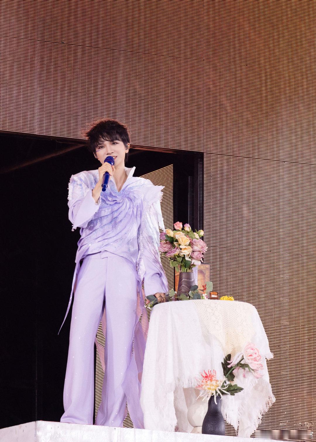 #周深[超话]# ☀#周深2026深深的巡回演唱会# 
#周深深深的舞台日记#
“我要把最美的歌儿献给你”
一袭华裳，承载赤诚热爱。
北京限定曲《我爱你，中国》解锁成功！
#周深北京演唱会#， 和周深唱响心中的爱。 ​