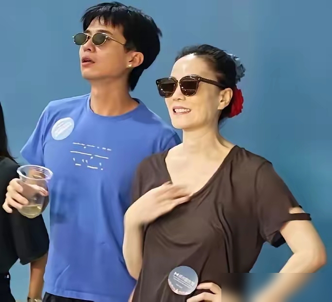 王菲男闺蜜音乐节当众越界陈粒，被当场硬刚！
喝醉酒的Ryan从身后搂抱掐腰，还碰到了胸部。之前他就对另一名女观众动手，对方吓得直接换位。陈粒察觉后立刻推开，竖中指护住身体，当场亮明拒绝。
事后Ryan道歉，亲口认了再熟也不能越界。王菲一行人当场察觉不对提前离场，陈粒收了道歉就叫停这事，没赶尽杀绝