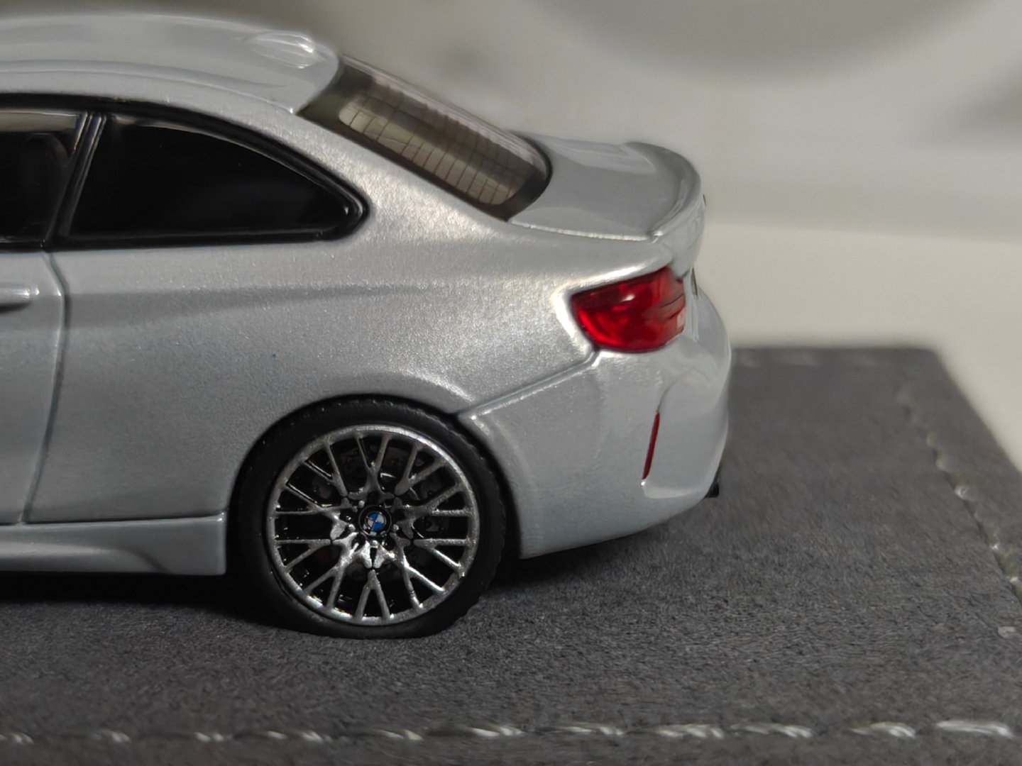 mortal的bmw m2 competition收到了 都挺好 就是我这个的灯罩中奖了 强迫症有点接受不了( ​