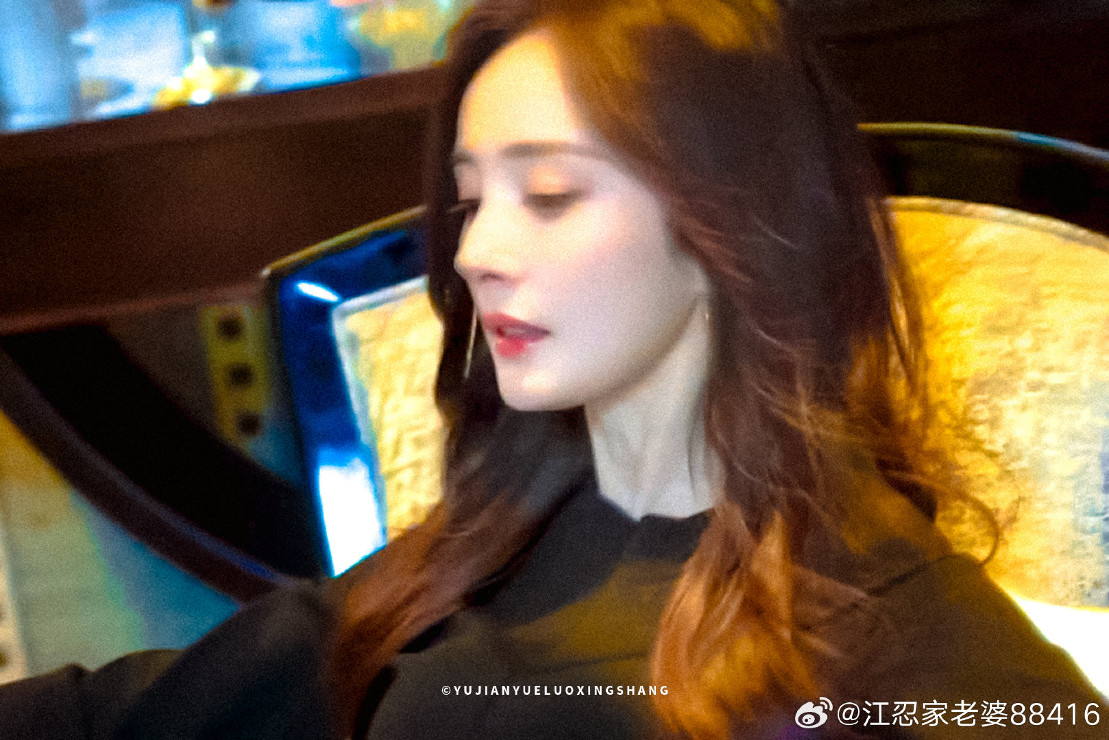 #杨幂[超话]##杨幂冯娷# 
 不要急着让生活给予你所有的答案，有时候，你要拿出耐心等一等。种子破土之前，也需要在黑暗中积蓄力量。只要你还在路上，就没有到不了的远方。相信过程，结果自会水到渠成。 ​
