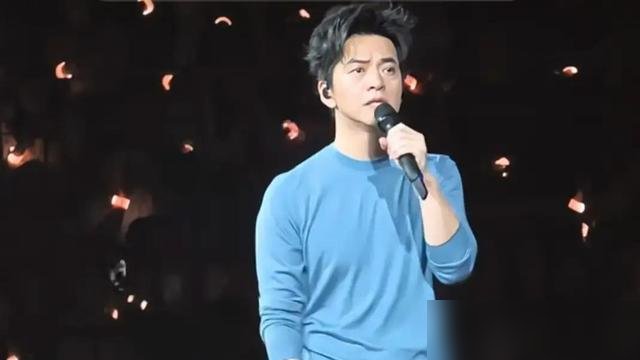 李健穿一身蓝羊绒上台，底下有人喊，这不秋衣秋裤吗。
几万块的套装，愣是穿出老头乐的效果。他也没接话，该唱唱。
结果谢幕那一下，全场安静了。不是随便挥挥手，是那种极深的鞠躬，腰弯下去，停了好几秒。
四面台，他转着圈鞠，一个方向没落下。
想想也是，2026年“万物安生时”返场，音响金少刚，导演陈