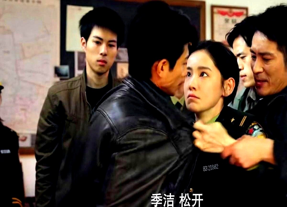 盼了多年的《重案六组》前传，竟成了十几分钟的剧！

2026年8月31日，《重案六组：消失的警号》在卫视和爱奇艺开播。一共26集，讲的是90年代初大曾和季洁建组的事。

场景细节还原得挺有质感。可破案过程太赶了，节奏快得像走过场，剧情像没熟的夹生饭，实在没滋味。

演员这边，李沐宸演的季洁遇事就爱大