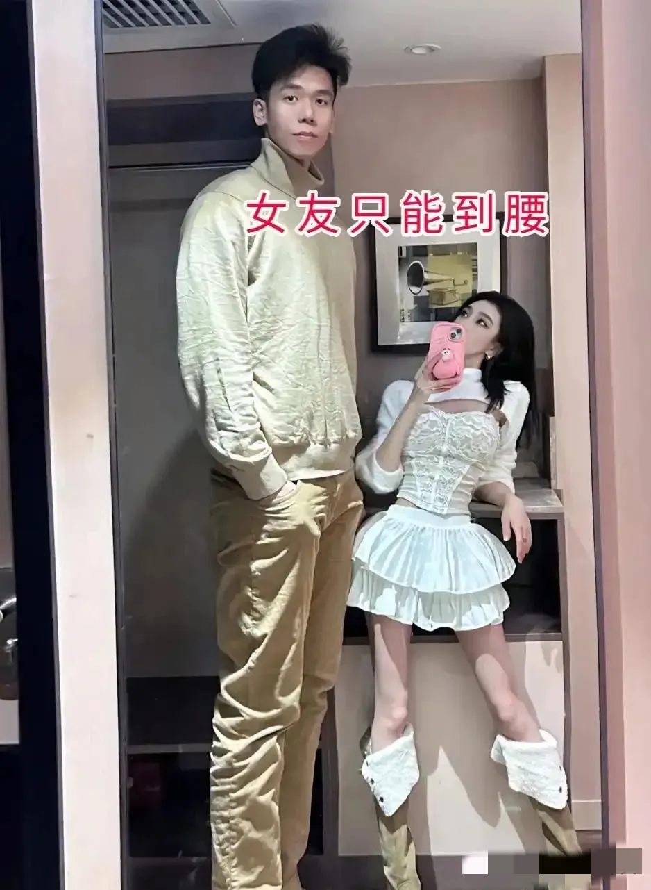 终于明白为啥小个子女生那么受男生喜欢了。[笑哭]