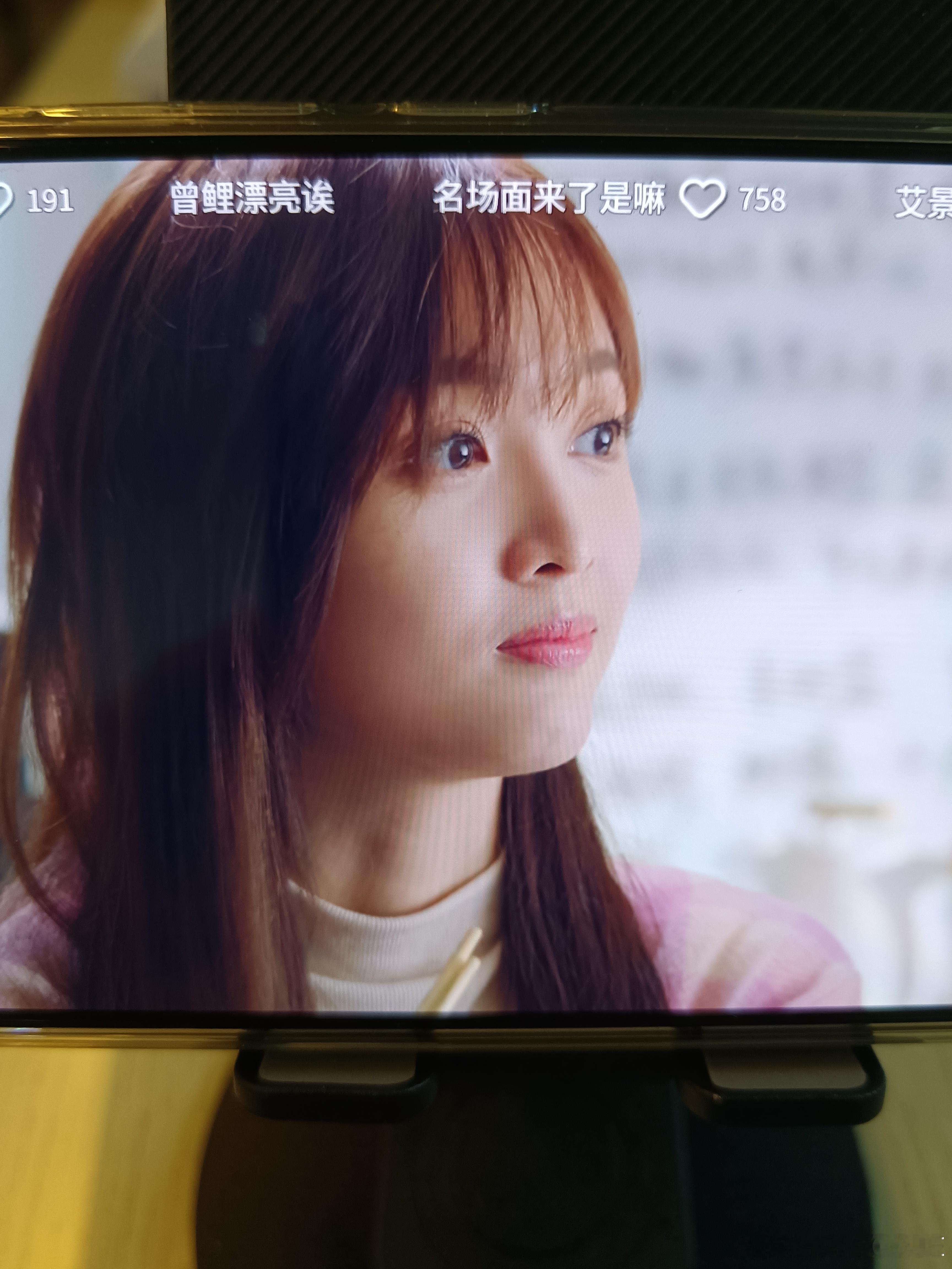 好剧分享，看一部剧认识一个演员：在2021年播出的都市情感剧《世界微尘里》饰演女主角图书管理员曾鲤，她就是吴宣仪，1995年1月26日出生于海南海口，流行乐歌手、影视演员。2016年以宇宙少女组合成员身份正式出道，2018年吴宣仪参加腾讯视频青春女团成长节目《创造101》并获得第二名，与孟美岐、杨超越 ​