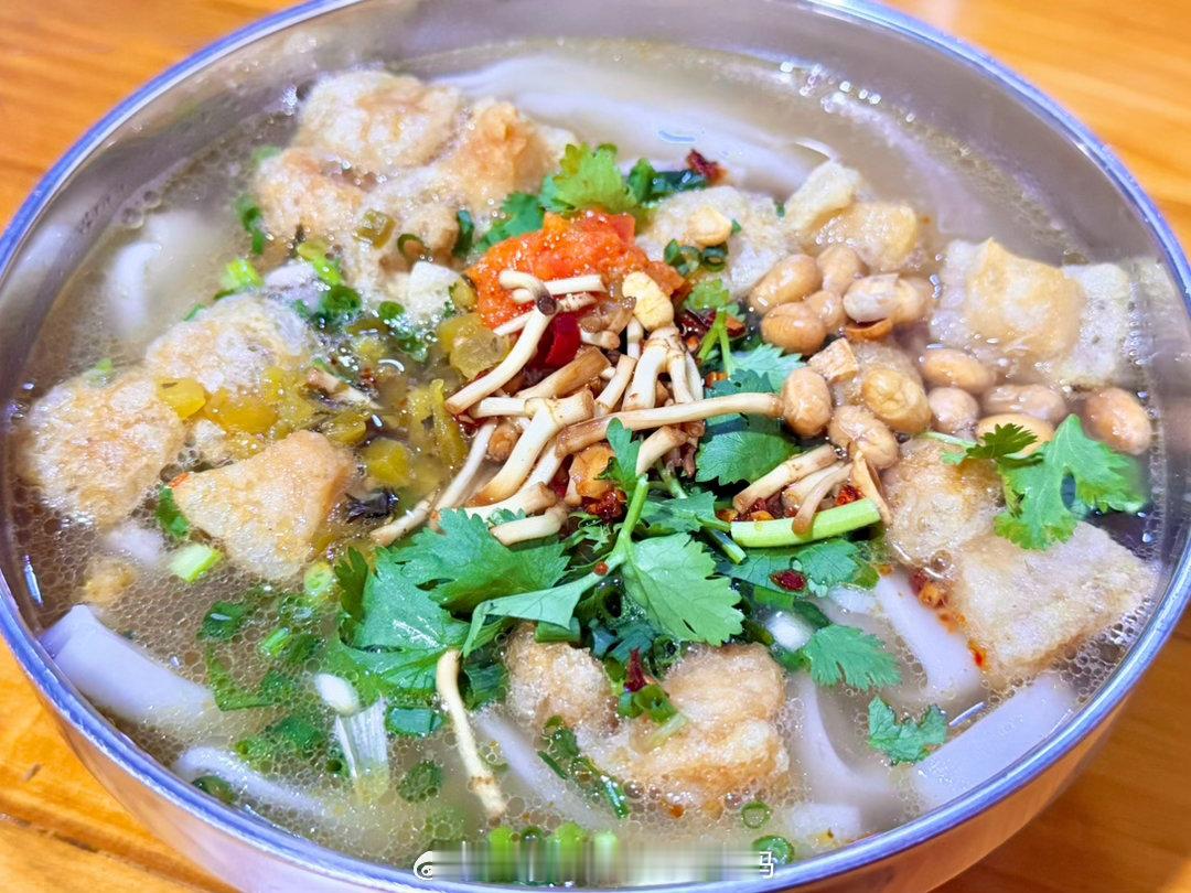 不吃折耳根不舒服斯基这家的脆哨真的是太神奇了我以为贵州脆哨应该是那种黑黑的切很小的我之前买的那种没想到居然这么大块好像是用五花肉上的肥肉切下来的[笑cry][笑cry][笑cry]贵州 ​​​
