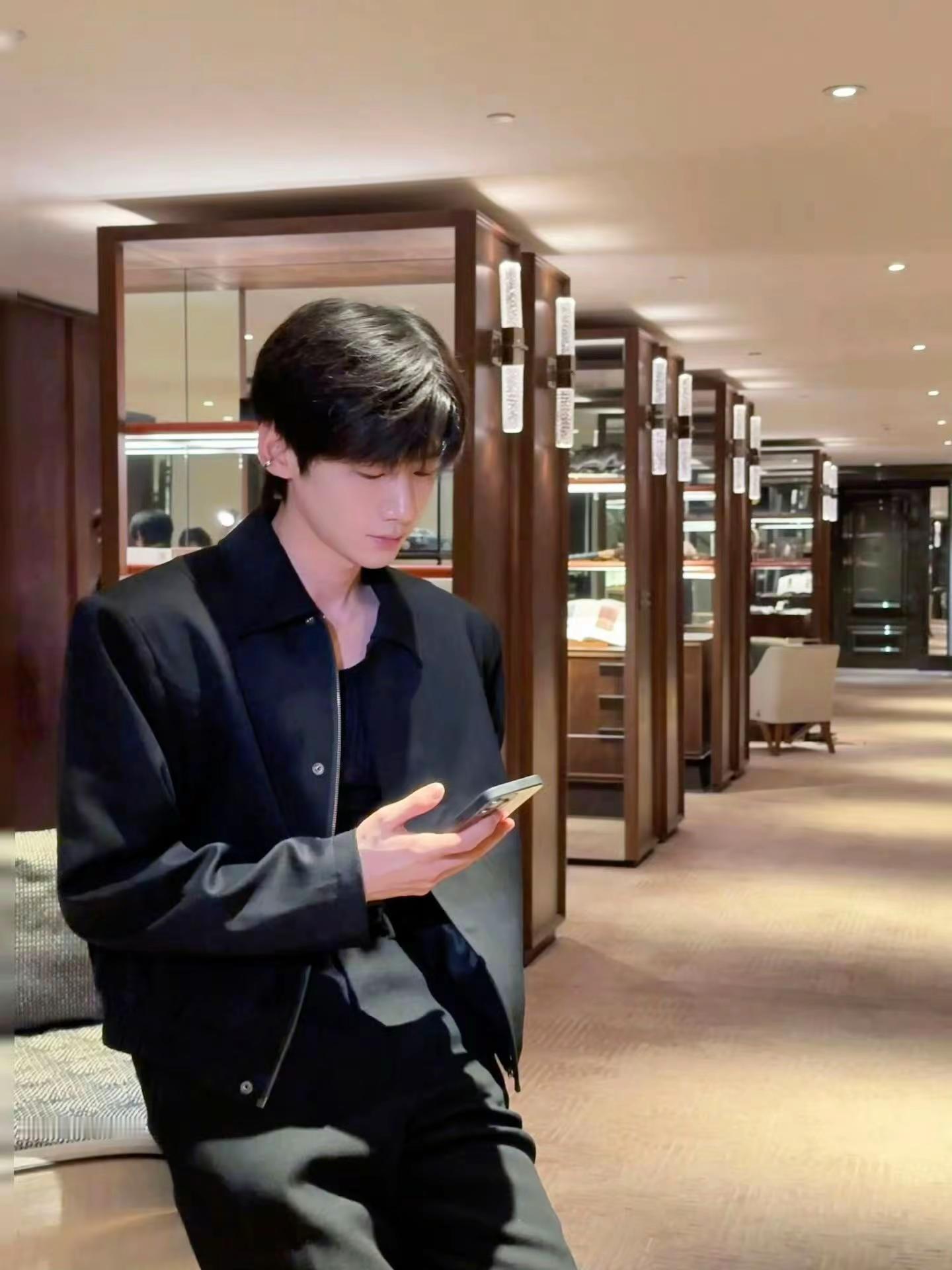 “浑浑噩噩的青春出现了一个见不到的精神支柱”