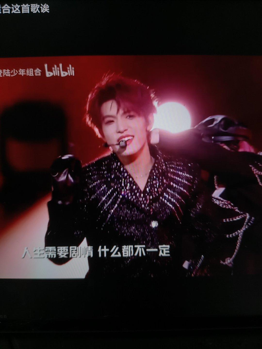 #张泽禹[超话]# 不知道TOP策划是审美出了问题还是一周年之后换了人了还是有人实力下降了，明明航禹的《粉红法拉利》和宝航铲的《动情》都挺好的，结果后面的舞台感觉都不如一周年的好总是神一阵鬼一阵的[苦涩] ​
