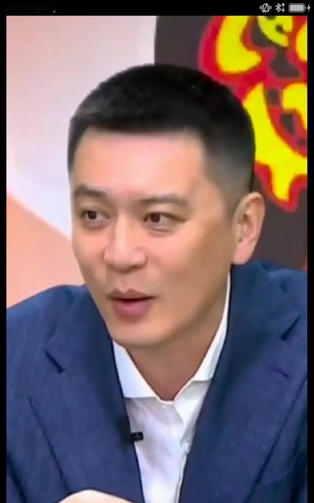 杨鸣巩晓彬解说广东队，公开夸杜峰：执教态度变太多 最近解说席上这段互动...