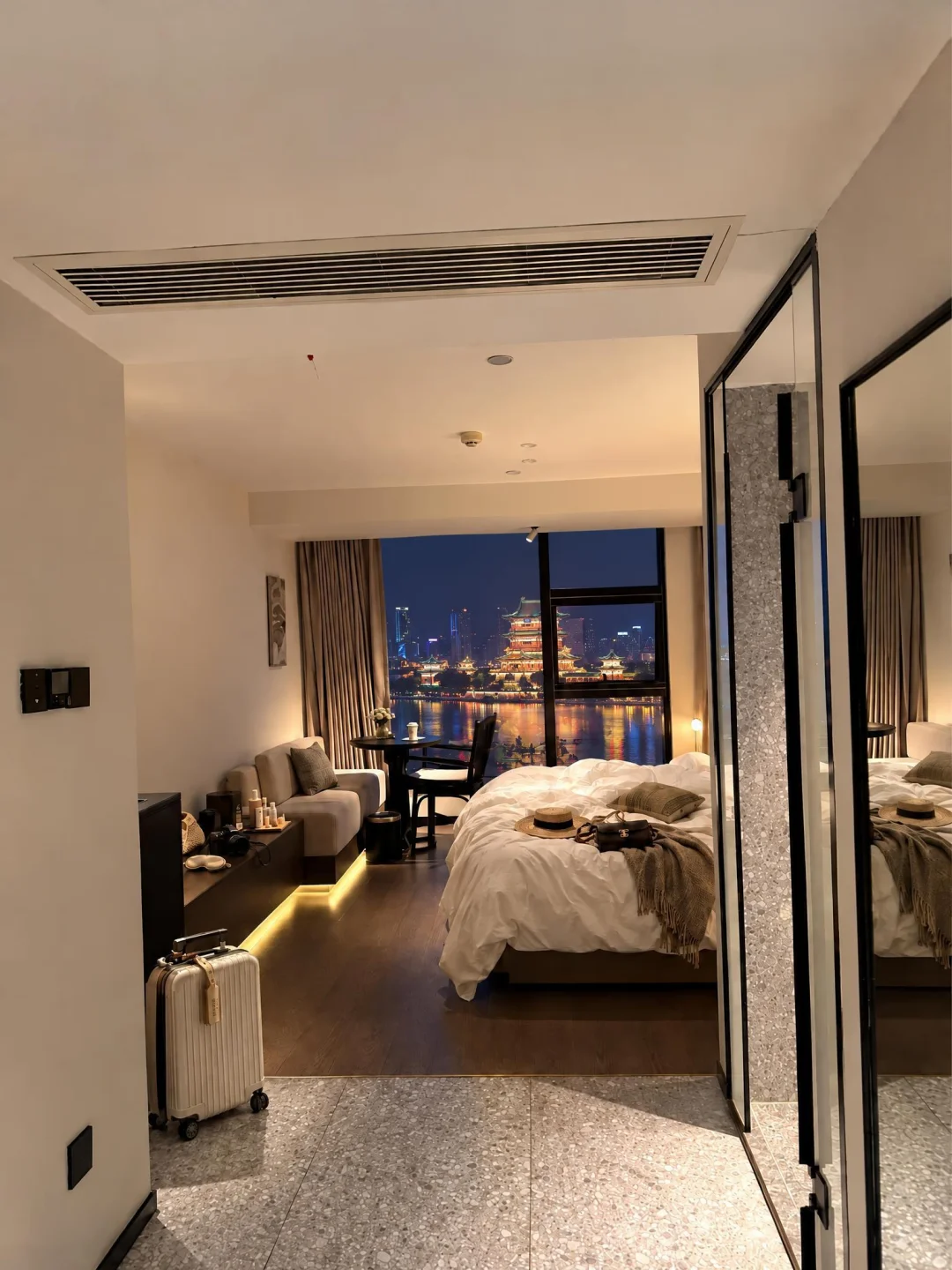 南昌！148💰俩人躺看滕王阁！好city~