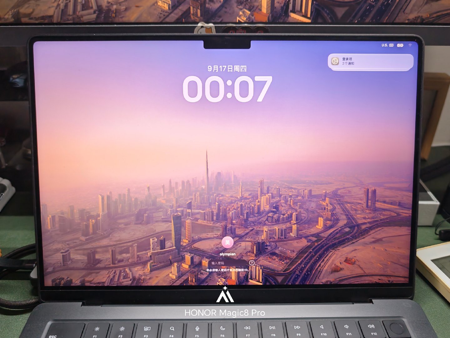 #iOS27电池图标 丑# 可以考虑用MacOS 27的电池标，液态玻璃的效果放在笔记本上真的太赞了，简直就是一台大iPhone的感觉。 ​