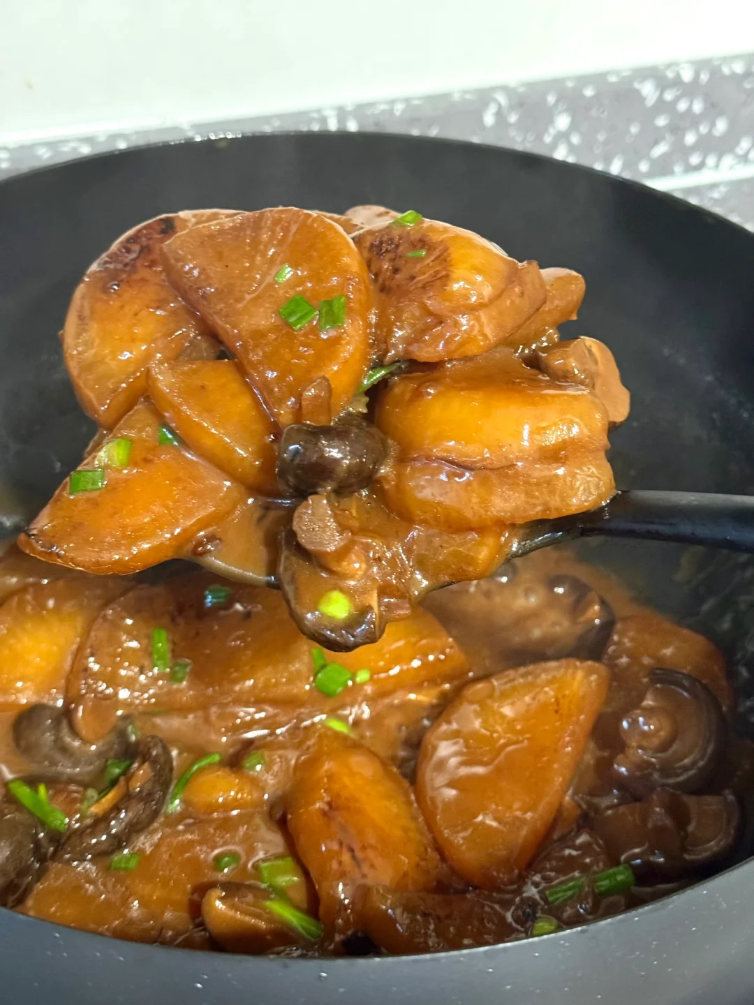 香菇烧萝卜这样做比肉还好吃哦/家常菜