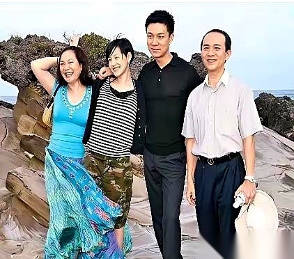 最近一组香港某知名商场的路透画面里，徐熙娣头顶个惹眼的猫耳朵发箍，紧紧挽着一身亮粉色的徐妈妈。
而在她们几步开外，走在最前面探路的，竟然是许雅钧。
这男人罕见地换上了一身纯黑，连头发都染回了规规矩矩的黑色。
这次三代人齐聚香港，名义上是给八十四岁的婆婆庆生，顺带赏一赏维港的夜景。
镜头拉近，徐妈妈肩