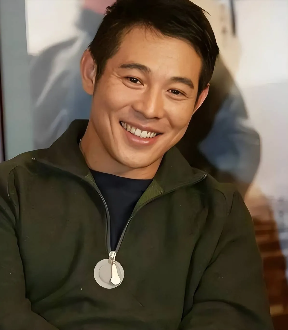 以前我也以为抑郁症就是心情不好。
直到看见评论区这条留言。
有人说抑郁的本质就是吃的太饱、要啥有啥。可你看看李连杰的女儿，坐经济舱不浪费钱，家境优越，照样被抑郁症困住。

李连杰自己都说，他对心理疾病一窍不通。一个见过大风大浪的功夫巨星，面对女儿的病，第一反应是整个世界都坍塌了。这说明什么？说明抑郁