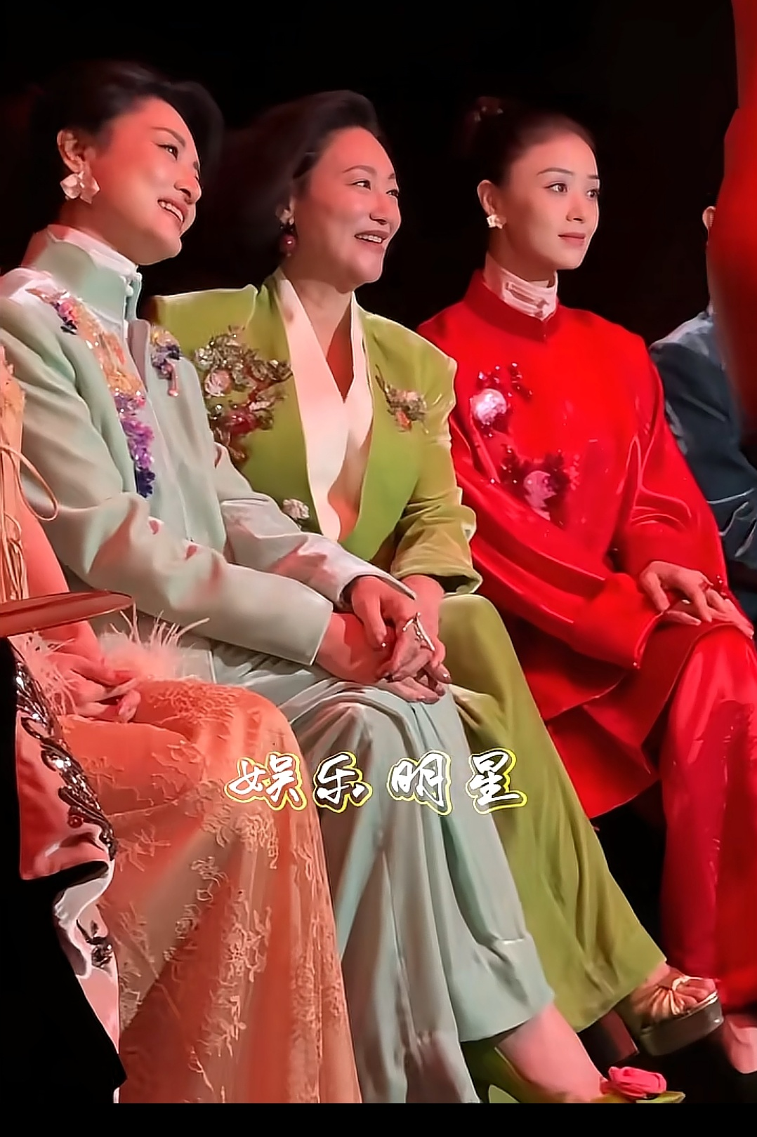 周涛坐在演员里，气质依然很出众！
这是她们一起看秀的照片，从左到右依次是，58岁的周涛，66岁的惠英紅，43岁的蒋欣。
这三人坐一起，没有什么勾心斗角，给人一种世界和平的感觉。

每个人身上穿的新中式的衣服，都很具有特色，而且非常的好看，虽然都是鲜艳的颜色，但是因为她们本身的气质好，衬得更是端庄大气