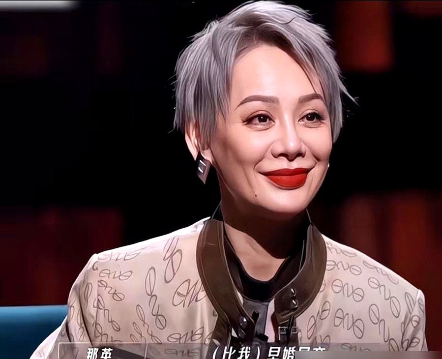 那英一句“我出道早”，宁静眼睛都没眨一下，直接顶了回去。

空气瞬间凝固。那英想拿“前辈”的身份压人，没想到宁静根本不吃这套。俩人你来我往，从聊家常到问整容，每一句都像在探对方的底牌。

选人的时候更是寸土不让。那英看上的，宁静偏要抢。宁静伸出的橄榄枝，那英立马就要剪断。这哪是选人，分明是高手过招，