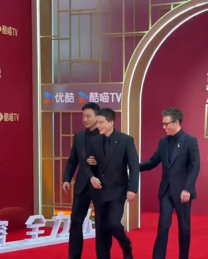 2026年10月9日，飞天奖红毯上，胡军和李乃文一左一右架着欧豪走。网友说这是押送嫌疑人。被架的这个人，16岁在广州骑电动车送外卖。
三个人走红毯的画面被传到网上，评论区最火的一条是“不知道的以为欧豪欠了胡军李乃文钱”。另一条说“老板被俩活爹绑架”。当天齐鲁网闪电新闻的标题直接写“李乃文胡军把欧豪架