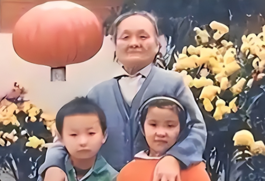 1966年，一对干部夫妻被带走，临走前他俩将保险箱的钥匙塞到了47岁保...